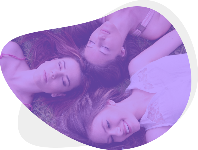 Três mulheres deitadas de olhos fechados